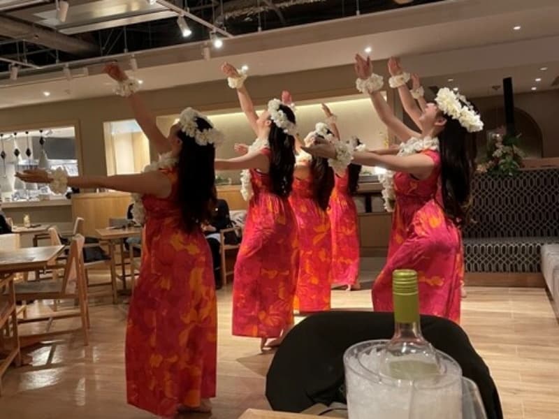 店内で開催されるフラダンスショー。ハワイの雰囲気を存分に感じられる演出で、パーティーや宴会をさらに華やかに彩ります。