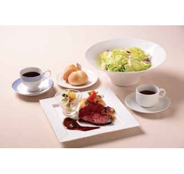 昼食はレストランにて、洋食イメージ。