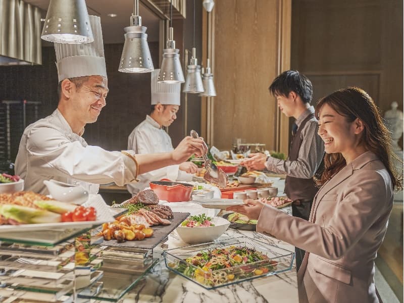 バンケットにはオープンキッチンが設置されており、キッチンから直接サーブされる専属シェフのお料理をお楽しみいただけます。