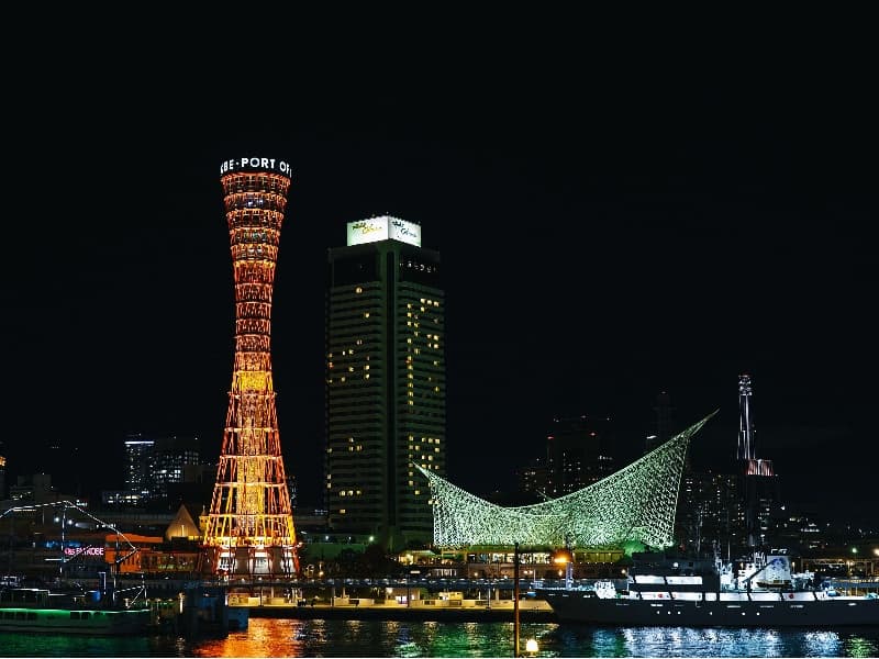 時間とともに表情を変えるポートタワーやハーバーランドなど、神戸のランドマークが間近の特等席