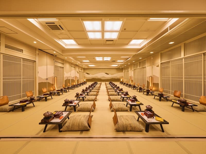 【会場：大宴会場】
和室99畳の広々とした大宴会場です。
ご宴会はもちろん、会議や講演会、研修など、ご用途に応じて幅広くご利用いただけます。