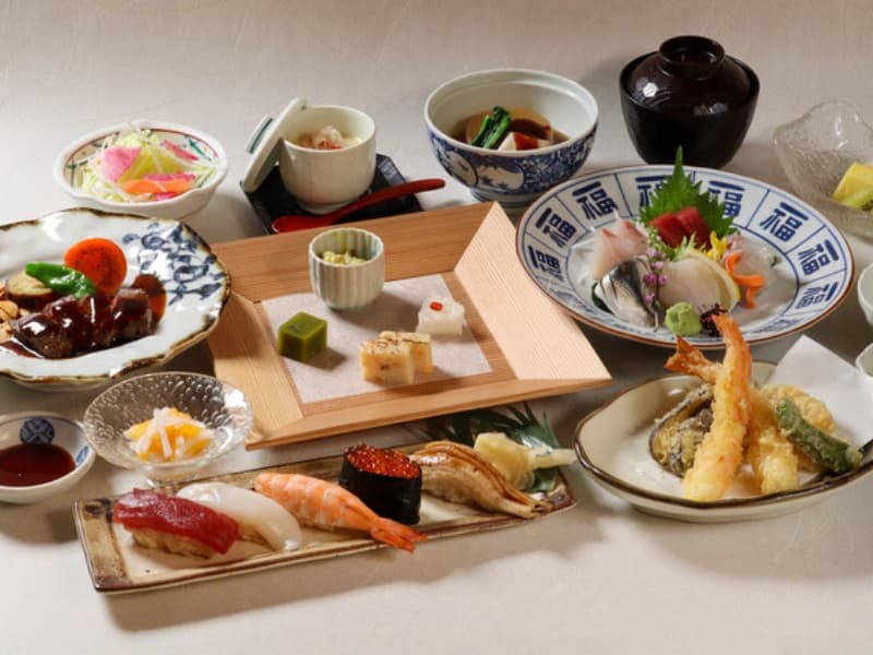 多彩な逸品が一堂に並ぶ、にぎやかな和食御膳。小鉢から主菜まで、見た目にも華やかなこだわりの一膳をご用意