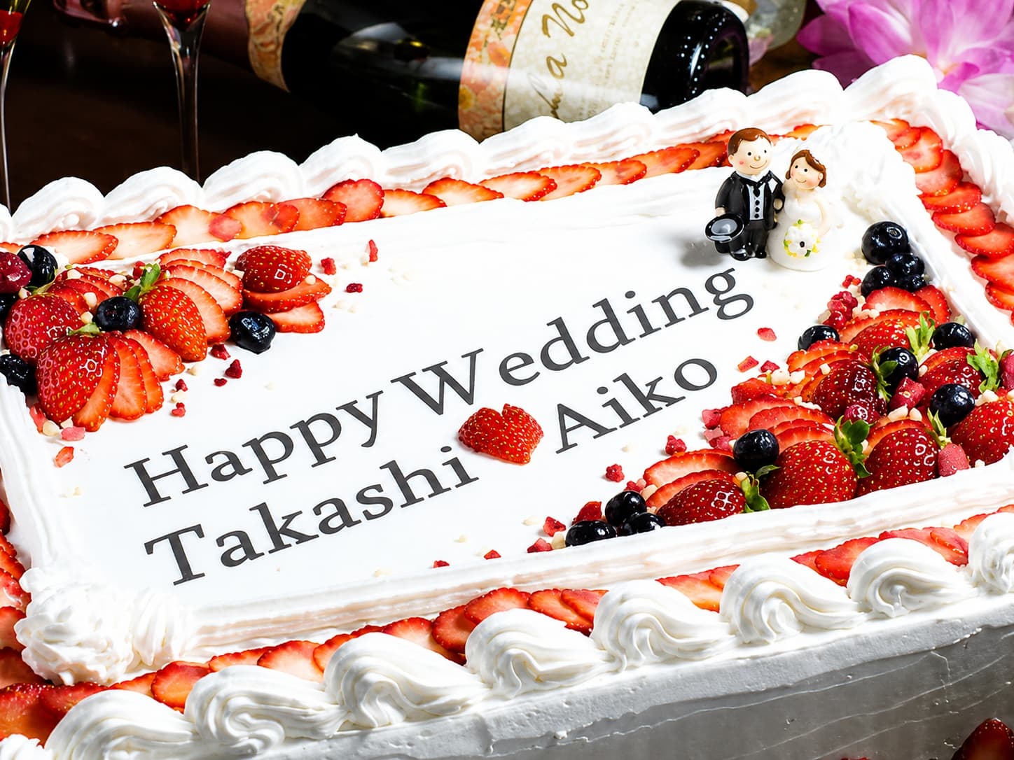 結婚式2次会では料理の提供だけでなく、BGMや照明演出もサポートしてくれる