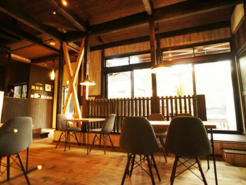 お洒落で歴史を感じる店内
47席(屋内27席 / ウッドデッキ20席)
着席時 ：30人　立食時 ：40人