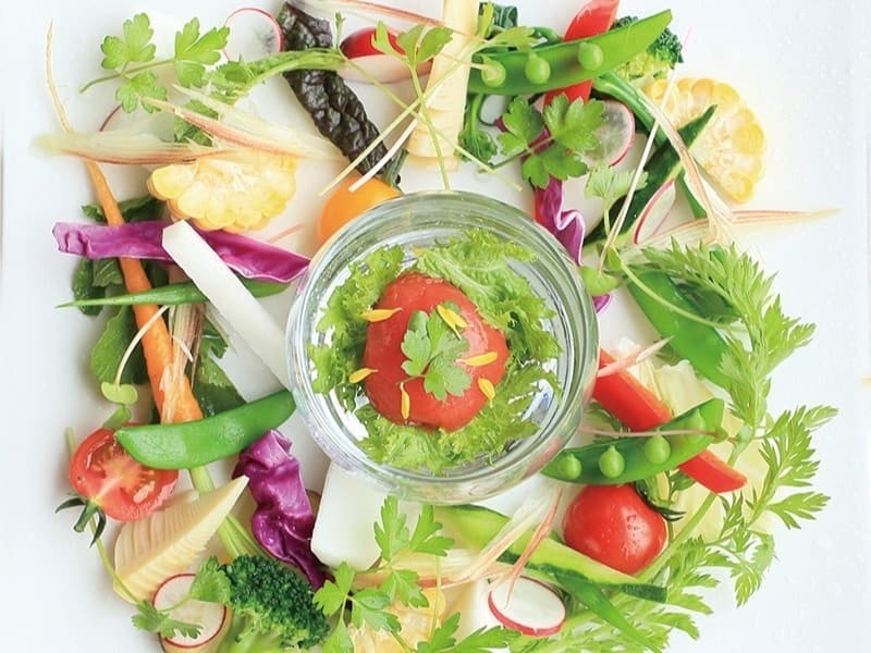 旬の野菜は特製味噌バーニャカウダソースで