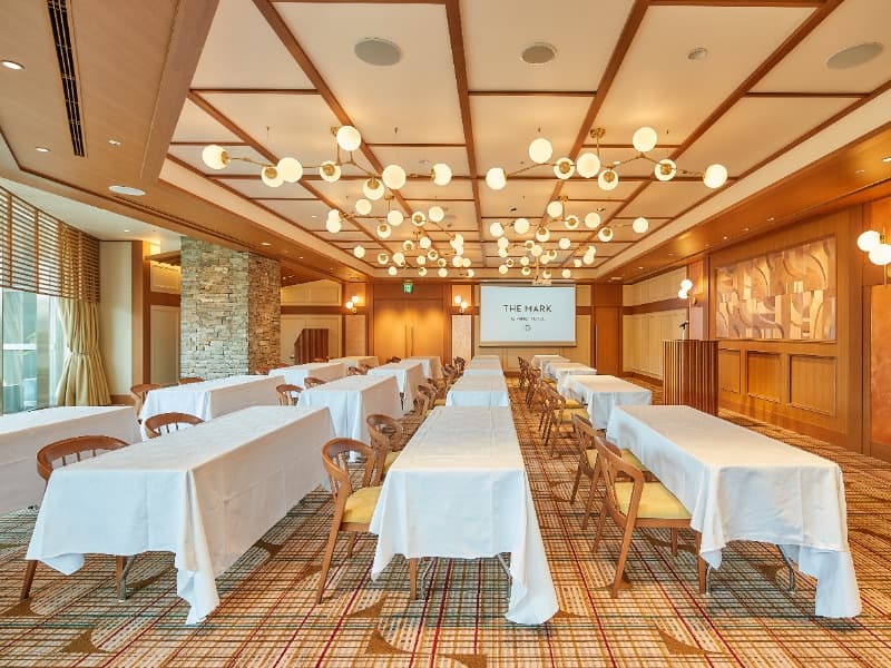 4F THE ORIENTAL ROOM（ジ オリエンタル ルーム）120㎡
スクール形式 1卓2名掛：42名様／1卓3名掛：60名様

木の温もりが溢れ大きな窓からは柔らかく光がふりそそぎます。上質ながらもゲストとあたたかいお時間をお過ごしいただけます。