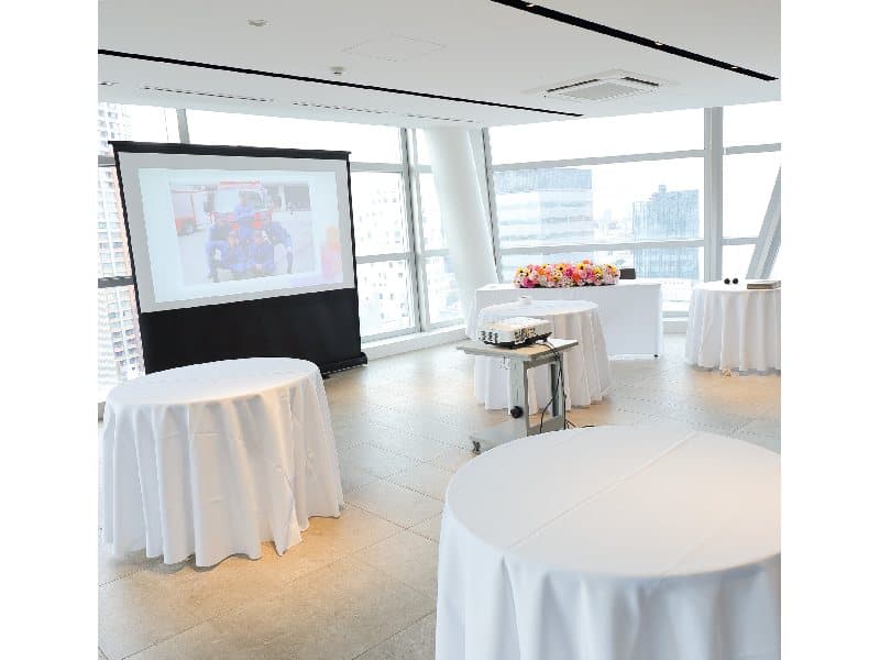立食スタイルで、最大100名様まで収容可能です