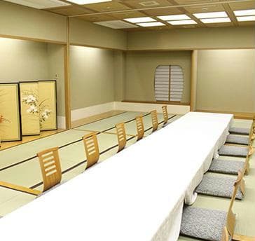 和室【雪・花・月】90㎡
情緒ある佇まいの和室宴会場。会議の後の懇親会会場として。
最大40名程でご利用いただけるお座敷の宴会場として、また「雪」･「月」・「花」の３分割でもご利用頂けます。