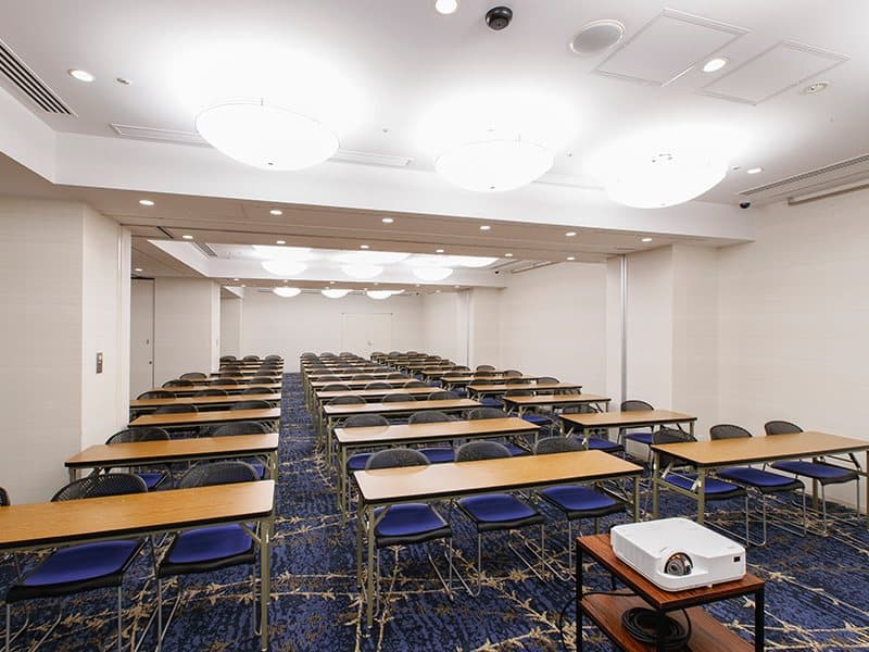 ■ぐんじょう（分割利用可）
面積：44㎡〜140㎡
料金：¥20,000〜¥62,000／3時間
スクール型：24〜99名
シアター型：40〜128名
口の字型：24〜54名