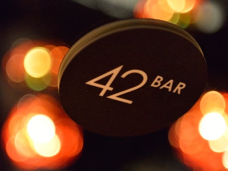 セントラルニューヨークやロンドン、シドニーなどを彷彿させるシックで洗練されたスタイルの「42BAR」