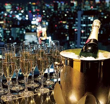きらめく夜景を望む会場でスタイリッシュな大人のパーティーを。