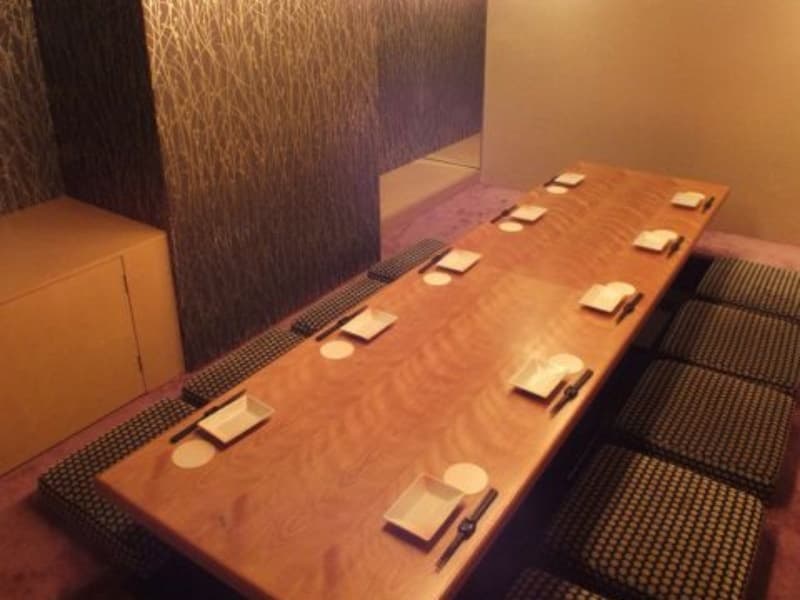 座敷席で足ものばせる