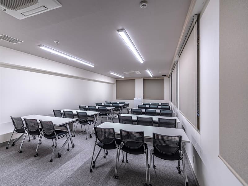 【N304】56.0㎡
スクール形式　3人掛け　30名
＊全室無料WiFiあり