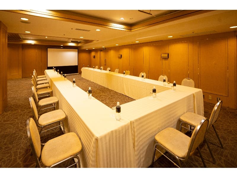 ■ジョフラン
宴会収容人数：着席40名・立食60名
会議収容人数：
[スクール]
2名掛け40名・3名掛け60名
[ロの字]
2名掛け24名・3名掛け36名
[シアター] 100名
