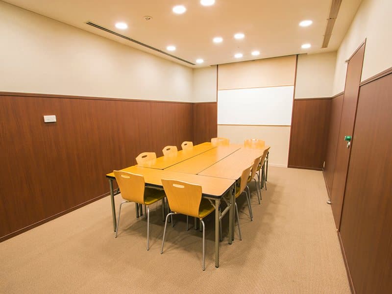 ■アサガオ
面積：21㎡
料金：\10,600／3時間
スクール型：9名
シアター型：14名
口の字型：10名