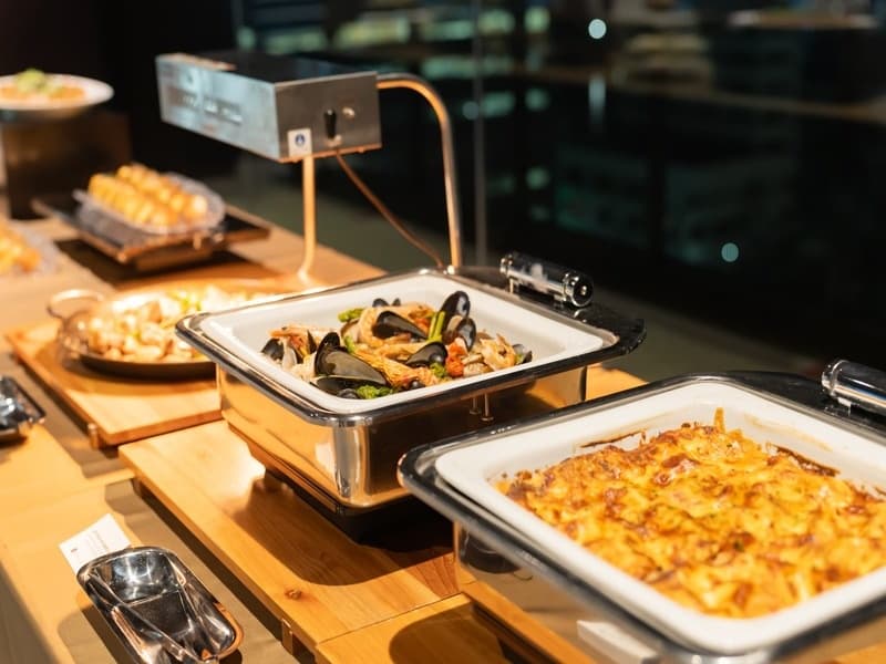 お料理イメージ：各種ビュッフェ
地元広島や瀬戸内の旬の食材をふんだんに使用。シェフが手掛ける彩り豊かなお料理が会食をより思い出深いものに引き立たせます。