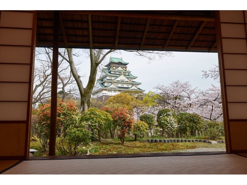 松下幸之助氏より寄贈された茶室「豊松庵」から望む大阪城は圧巻。この特別な空間で呈茶体験ができるオプションも。