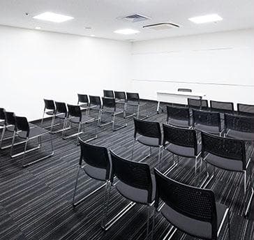 面接・控え室、分科会や小会議に便利なお部屋です。スクール形式やロの字など、用途に合わせてご利用頂けます。