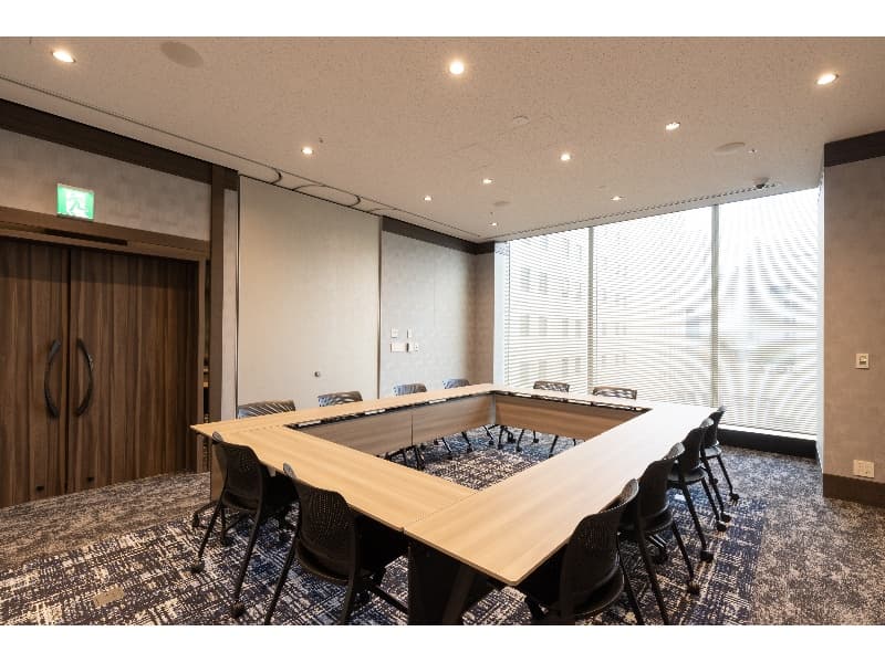 Dialogue Room 2〈12席〉
ロの字・島組形式で12名収容可能です。Link Room 1. 2. 3 やDialogue Room 1 のセミナー利用時には、関係者控室としても活用いただけます。