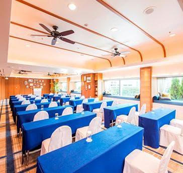 【アトランティック】3F
面積：157㎡　　　高さ：3.0m
着席：80名様　　  立食：100名様
プライベートヨットの船室をイメージした宴会場。落ち着いたインテリアとシーリングファン、窓から望むベイエリアの景観がリゾート感を演出いたします。