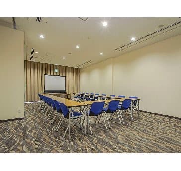 最大シアター型で５０名収容可能です。

お客様の用途に合わせてレイアウトさせていただきます。

「会議・研修・セミナー・展示会・パーティー等」様々なニーズに合わせてご利用いただけます。