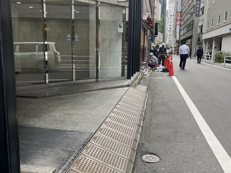 ビル入口には約20cmの段差があります。入口にはスロープが設置されており、7階まではエレベーターをご利用いただけます。