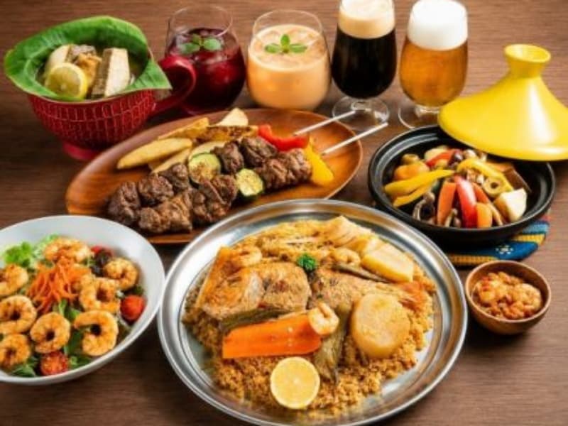 アフリカ各国の伝統的な郷土料理が並ぶ本格メニュー。現地の食材と調味料にこだわったオリジナル料理をお楽しみいただけます。