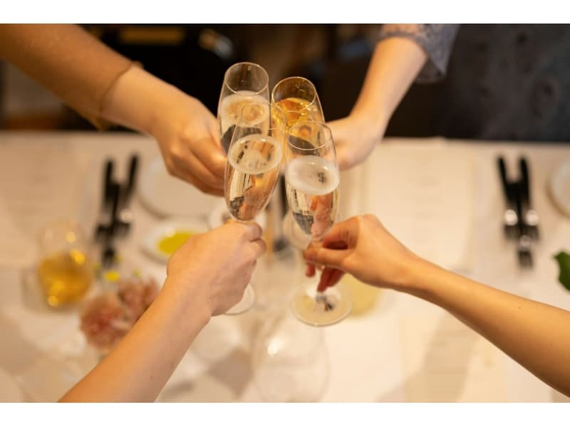 着席スタイルの場合は、テーブル担当制となっており、
テーブルごとに担当のウェイターがお飲み物のケアやお料理のご紹介。
気配りの行き届いた上質なサービスを♪