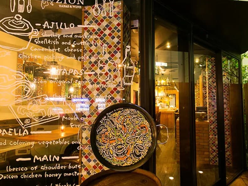 イタリアン＆スペイン料理を楽しめる大人の隠れ家バル。
ペイントアートとパエリアパンが目印です。