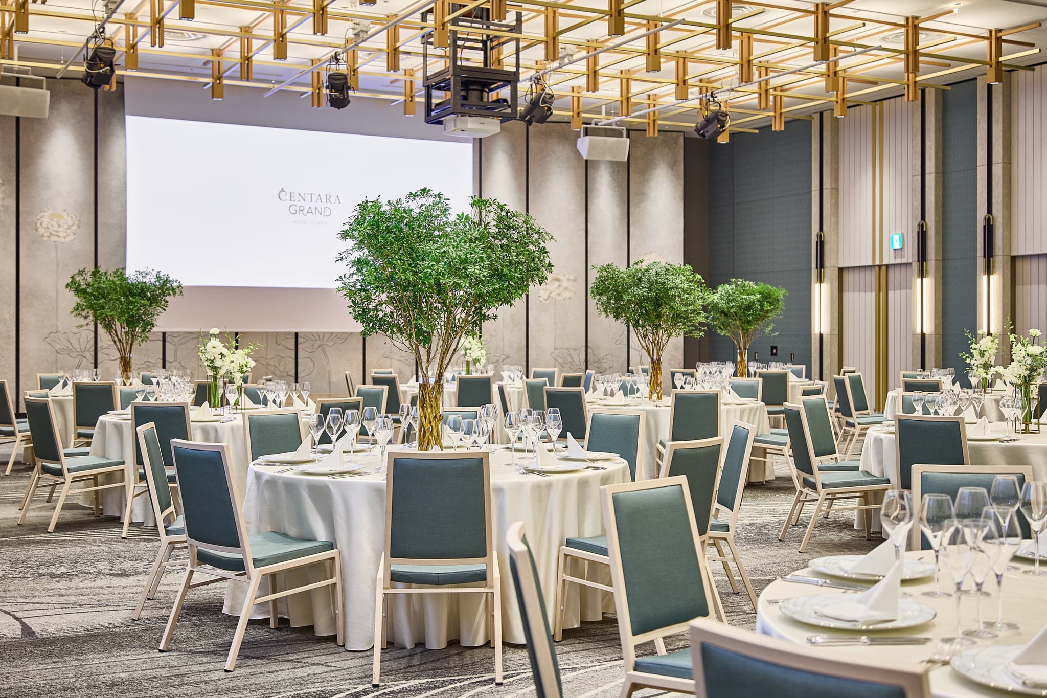 3F オーキッドボールルーム　最大378名様まで収容可能なバンケットルーム。セミナーや会食、婚礼などどんなお集まりにもおすすめです。ゆとりあるホワイエスペースも備えています。