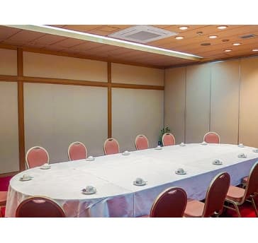 【小宴会場】社（やしろ）
3Fに位置する、アットホームな雰囲気が魅力の小宴会場です。
50㎡の会場は、着席円卓30名・立食／シアター形式50名まで対応可能。