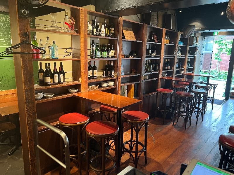 店内⑤椅子を外してスタンディングスタイルも可