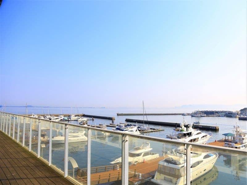【フェリシタ】専用のホワイエに併設のプライベートテラス。遠くは海の中道や志賀島を望む。