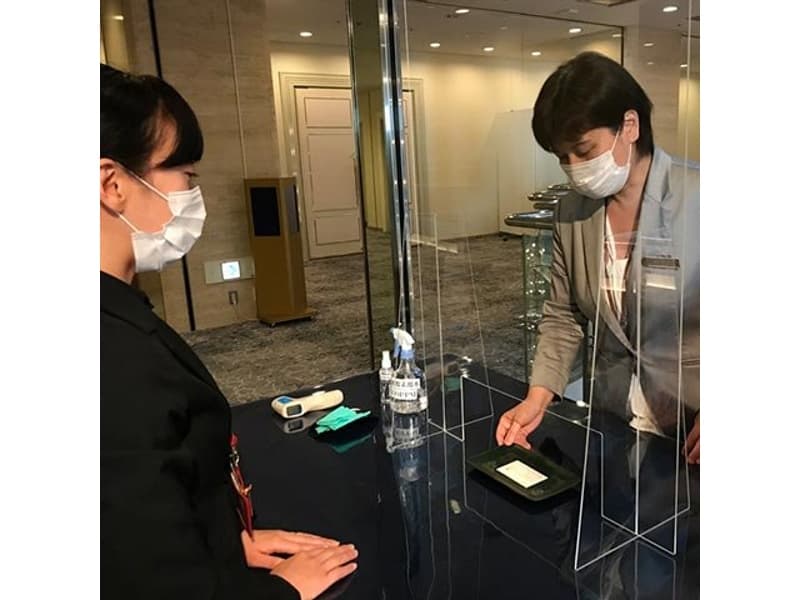 【受付での感染防止対策】
飛沫感染防止用のシールド（アクリルボード）に抗ウィルス・抗菌加工し、ご用意しております。
また、受付にて体温測定される場合は、非接触体温計の貸し出しもございます。