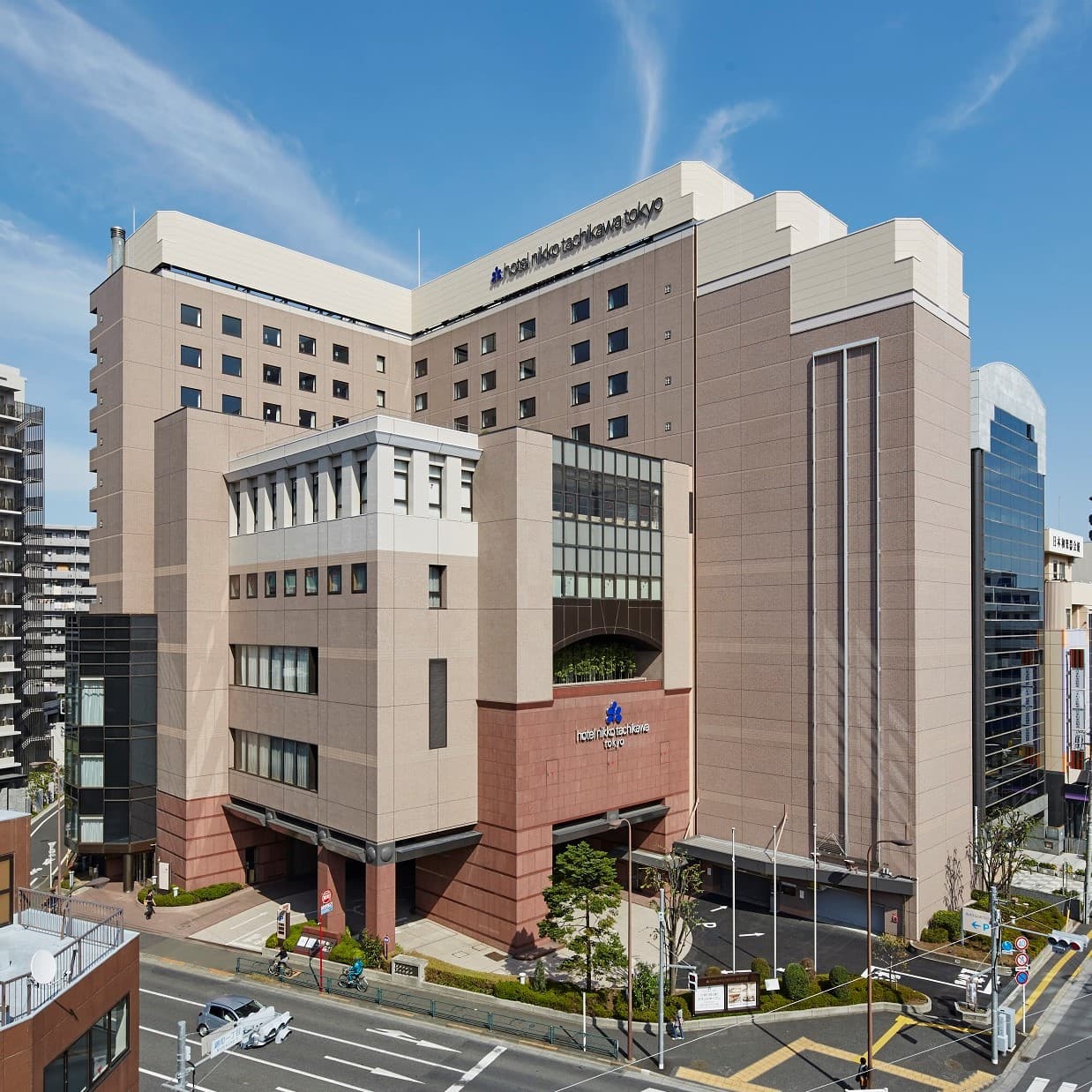 ご宴会、会議など多様なお集まりにお応えできるよう様々な宴会場が3階・4階に7つございます。
大規模なパーティーや会議、またプライベートなお集まり、お食事会など折々の機会にぜひご利用ください。