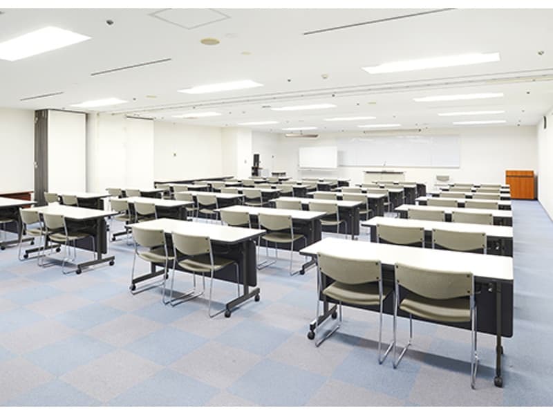 ■５０２号会議室（５階）

８０名までのセミナーや研修にぴったりな貸会議室です。
５階でエレベーターを降りると正面にお部屋があります。