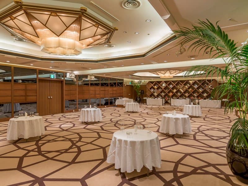 【スクエア】
着席120名/立食220名/スクール132名/シアター180名