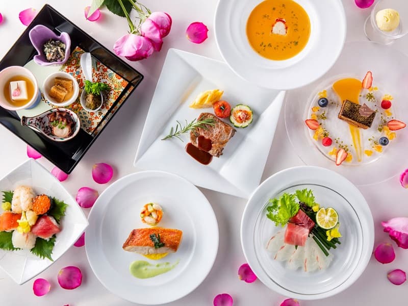 美しい盛り付けが印象的な彩り豊かなコース料理。旬の食材を活かしたシェフこだわりの一皿が、大切なゲストへの心温まるおもてなしを届けます。