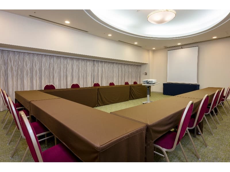 【カトレア】
会場のレイアウトはシーンに合わせて各種会議などの様々な要望にお応えします。
