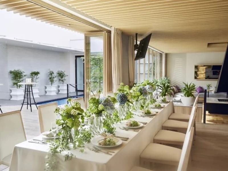 《PENT HOUSE》
最上階にある非日常を感じるオシャレ空間。鹿児島の市街地にあることを忘れさせる開放感あふれるプール付き施設。カジュアルなパーティや控室としての使用、二次会など自由度の高いパーティにご利用いただけます。
着席：15名・立食：40名