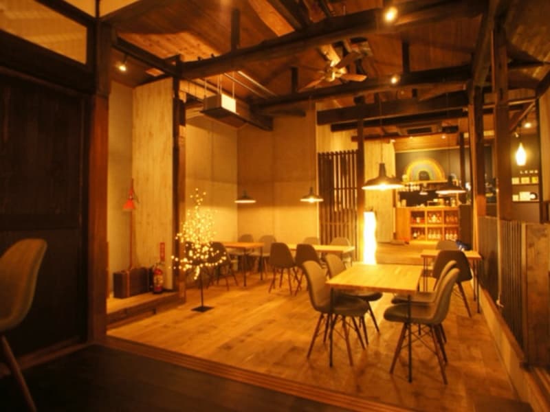 お洒落で歴史を感じる店内
47席(屋内27席 / ウッドデッキ20席)
着席時 ：30人　立食時 ：40人