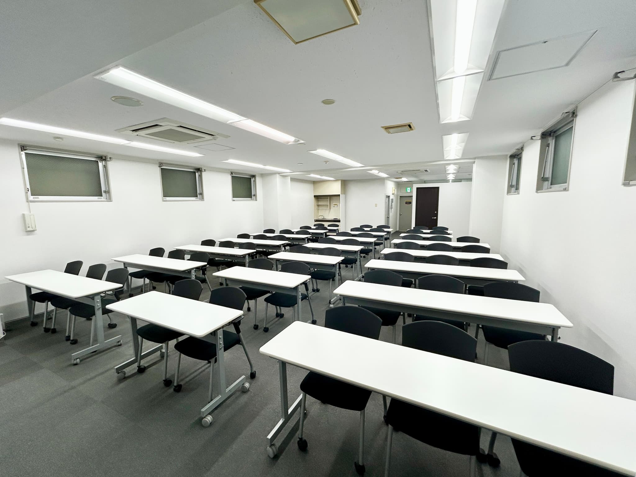 スクール形式で52名着席可能です！