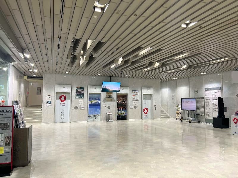 ■１階ロビー・エレベーター

１階ロビーです。パンフレットや展示スペースがあります。客用エレベーターが４機、荷物用エレベーターが２機あります。