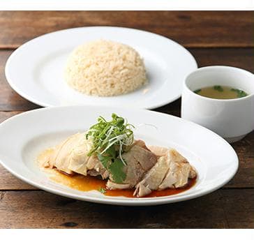 シンガポールの国民食「ハイナンチキンライス」。 本場の味を再現した、しっとりとした肉厚なスチームチキンです