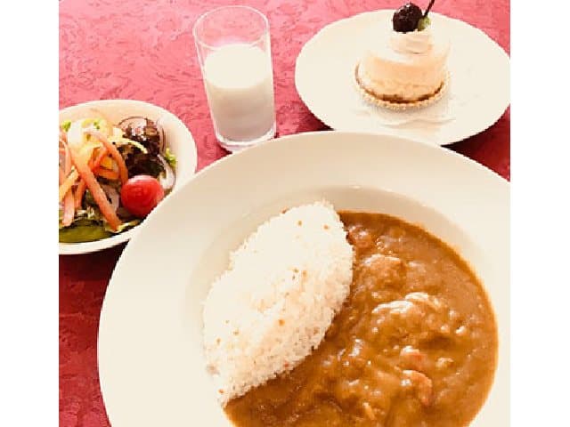 ご当地グルメのよこすか海軍カレー・ヨコスカチェリーチーズケーキもお召上がりいただけます。