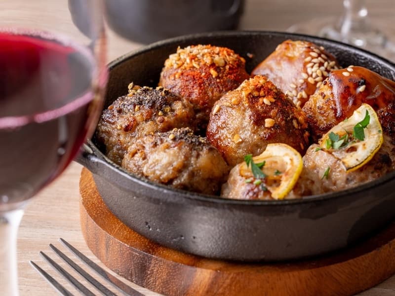 【お料理一例】
ビーフ・ポーク・チキン・ラムそれぞれの特徴が際立つオリジナルレシピのミートボール