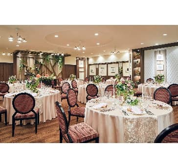 【ダイアリー】165㎡/50坪
■着席～72名様
■立食～80名様
■スクール形式～96名様
■シアター形式～140名様
木目調で落ち着きと親しみやすさを感じる空間。