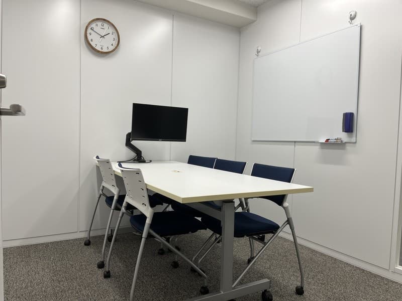 【定員６名】Room2
Web会議・研修・面談・講習などに最適。無料モニタ・Webカメラが好評です。