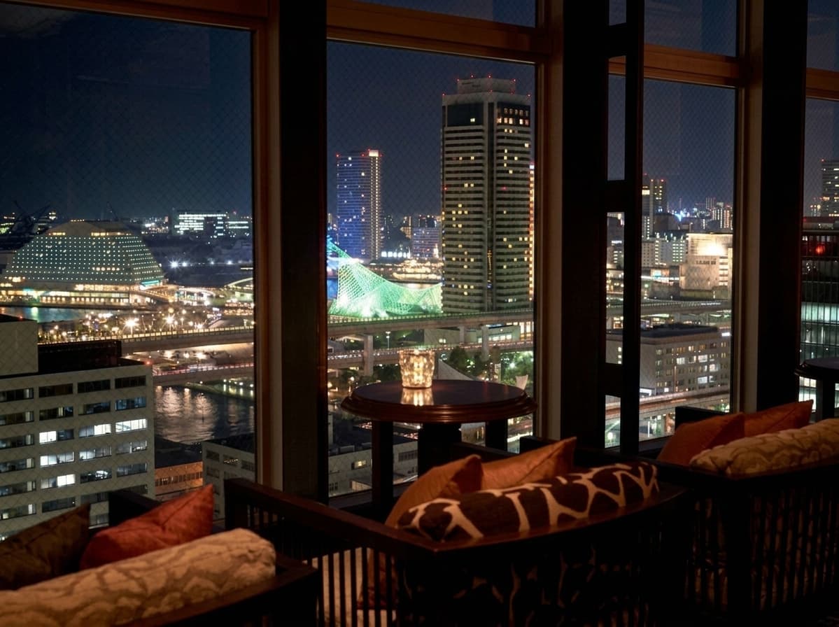 夜になると船が行き交う神戸港や神戸ポートタワー等、綺羅びやかなイルミネーションをお愉しみいただけます。