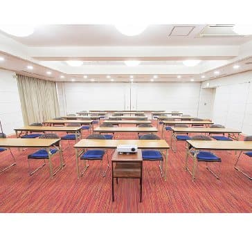 最大シアター型で１２０名収容可能です。

お客様の用途に合わせてレイアウトさせていただきます。

パーティー利用から展示会・セミナー・説明会など様々な用途でご利用いただけます。
